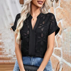 Blus med blommigt hålmönster