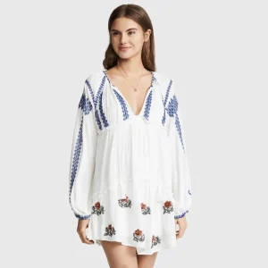 Broderad miniklänning i boho-stil med ballongärm och fransar