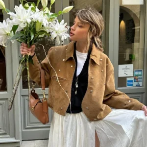 Brun mockajacka dam med nitar