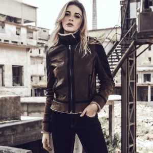 Brun pilotjacka dam med fuskpäls