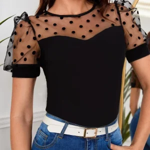 Genomskinlig blus med prickar