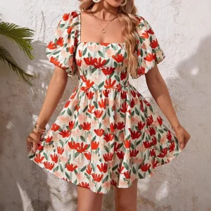 Kort blommig klänning