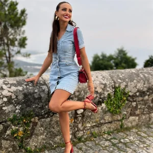 Kort denimklänning med knappar