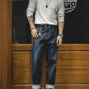 Mörkblå raka selvedge jeans i raw denim