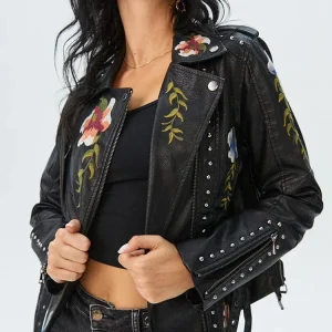 Svart bikerjacka med broderi och nitar