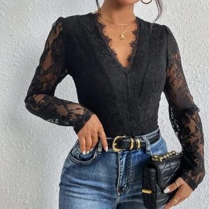 Svart blus i blommig spets