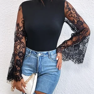 Svart bodyblus med spetsärmar