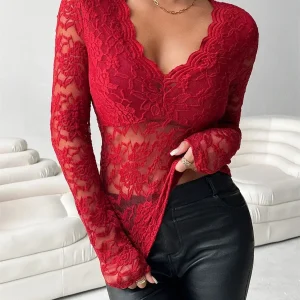 Topp blus i spets med långa ärmar