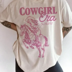 Tshirt med rosa cowgirltryck "Cowgirl Era"