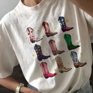 Vit tshirt för dam med färgglada cowgirlboots